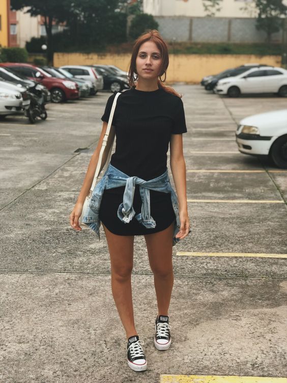 vestido preto curto para usar com tenis